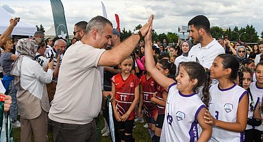 Bursa'da Mini Voleybol Şenliği'nde çocuklar madalyalarını aldı