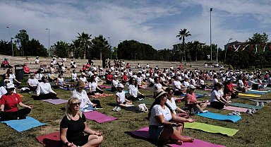 Büyükçekmece'de Dünya Yoga Günü'ne özel yüzlerce kadın yoga yaptı