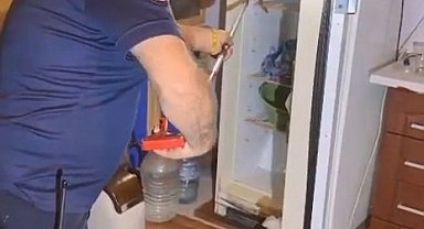 Buzdolabının içerisine giren yılanı itfaiye ekipleri çıkardı