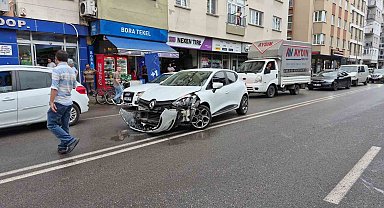 Caddede U dönüşü yapmaya çalışan otomobil motosikletle çarpıştı: 2 yaralı