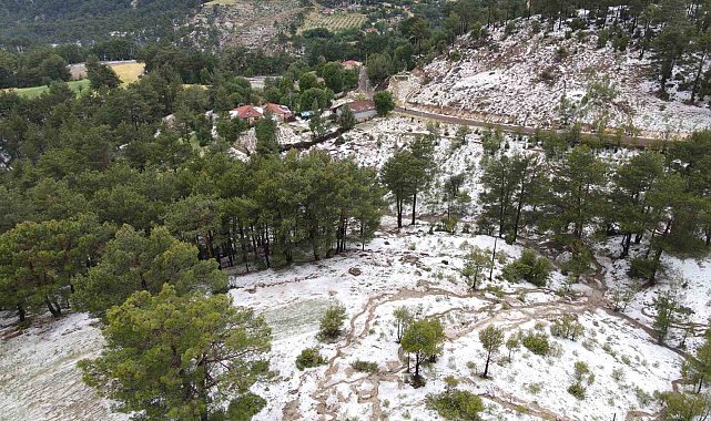 Çameli'de dolu yağışında seralar ve tarlalar saniyeler içinde beyaza büründü