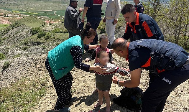 Çamura saplanan çocukları ekipler kurtardı