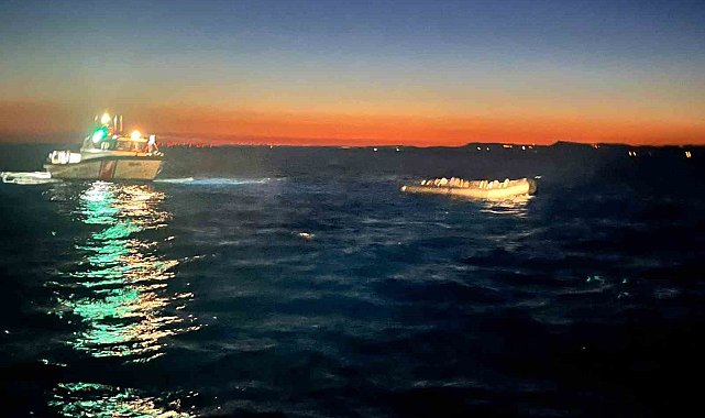 Çanakkale'de motoru arızalanan lastik botla sürüklenen 30 kaçak göçmen kurtarıldı