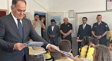 Çankırı'da öğrenciler karnelerini protokol üyelerinden aldı
