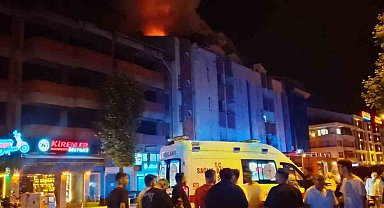 Çaycuma'da 4 katlı binanın çatısında yangın