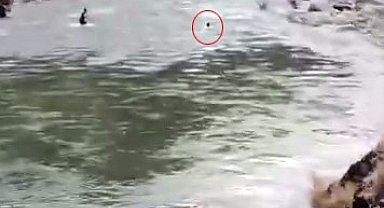 Çayda kaybolmuştu, akıntıya kapıldığı anlar kameraya yansıdı