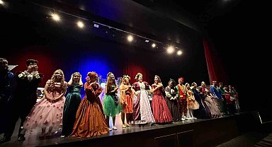 Çayırova'da genç tiyatrocuların sahnelediği oyun beğeni topladı