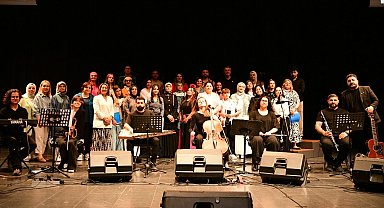 Çayırova'da 80'ler 90'lar konserine büyük ilgi
