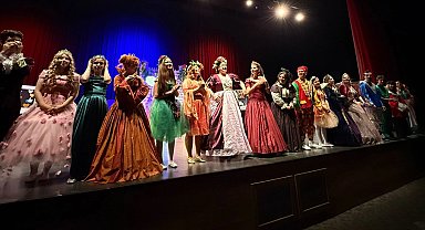 Çayırovalı genç tiyatrocuların performansı büyük alkış aldı