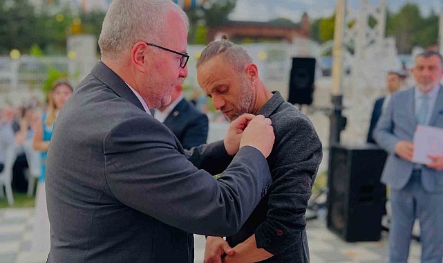 CHP Milletvekili Yaşar Tüzün'ün yeğeni ile eski danışmanı AK Parti'ye geçti