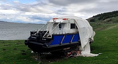 Çıldır Gölü kıyısına çekilen teknenin akıbeti merak konusu