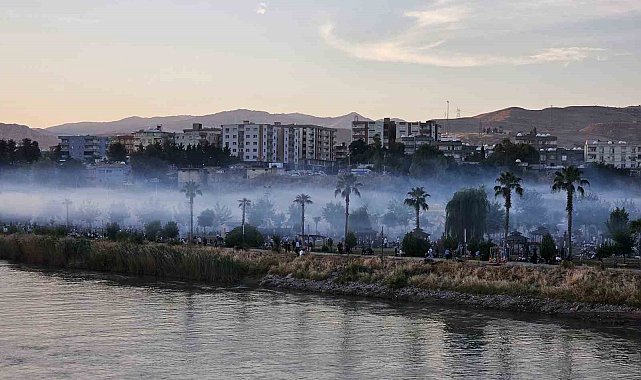 Cizre'de mangal dumanı nehir üzerinde sis görünümü oluşturdu