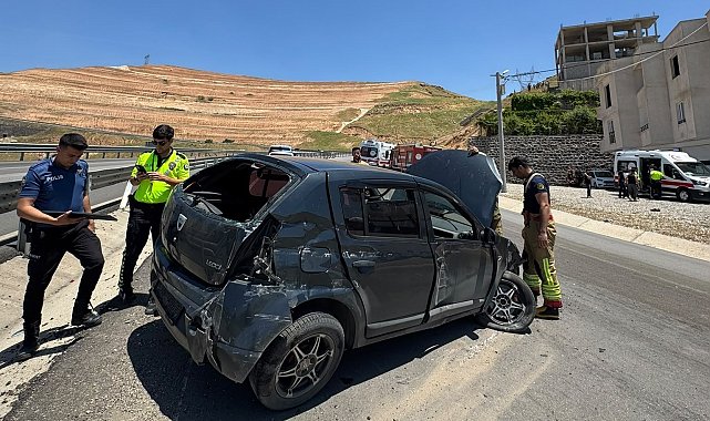 Cizre'de otomobil bariyerlere çarptı: 1 yaralı