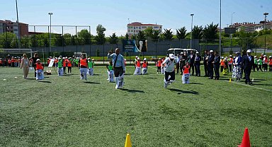 Çocuklar, öğretmenler ve veliler birlikte geleneksel oyunlar oynadı, ortaya renkli görüntüler çıktı