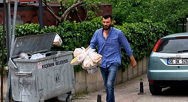 Çöpe atılan tonlarca ekmeği toplayıp hayvanlara ulaştırıyor