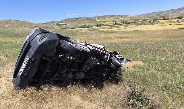 Çorum'da kamyonet devrildi: 2 yaralı