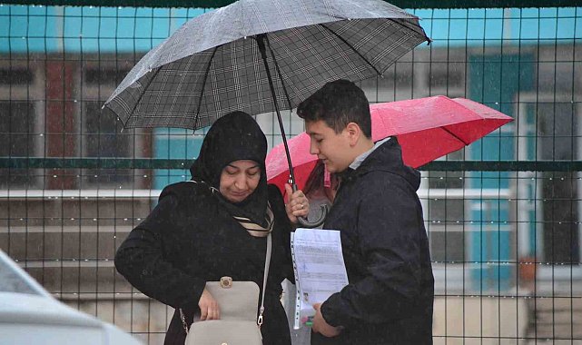 Çorum'da LGS heyecanı: Veliler çocuklarını yağmur altında bekledi