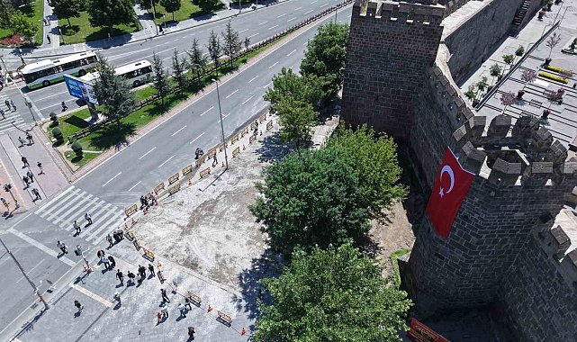 Cumhuriyet meydanında yenileme çalışması aralıksız sürüyor