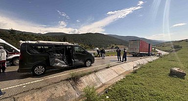 D100'de kayan kamyonun çarptığı minibüsteki 5 kişi yaralandı