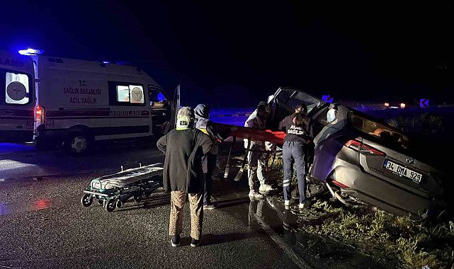 D100'de otomobil refüje çarptı: 2 yaralı
