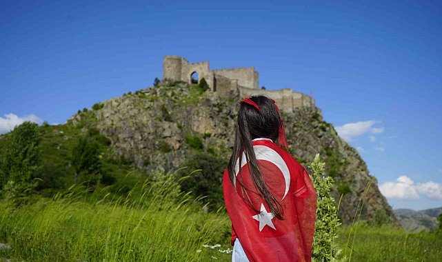 Dağcılar, 700 yıllık Kov Kalesi'ne Türk bayrağı asarak A Milli Futbol Takımı'na destek verdi