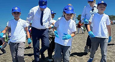 Dalgıçların 5 dakikada deniz altından çıkardığı çöpler hayrete düşürdü