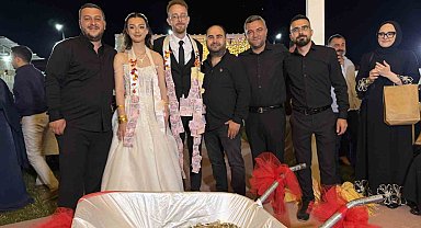 Damadın arkadaşlarından ilginç düğün takısı: 10 bin TL'lik madeni parayı el arabasıyla getirdiler
