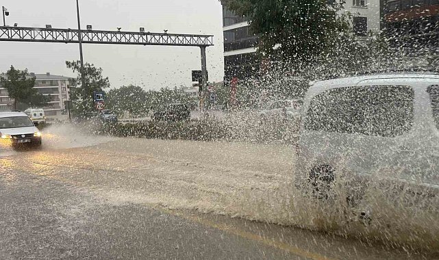 Denizli'de şiddetli yağış trafiği felç etti