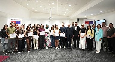 Denizli'de gençler dijital tasarım sertifikalarını aldı