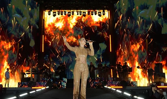 Derya Uluğ'dan Bursa'da keyif dolu konser