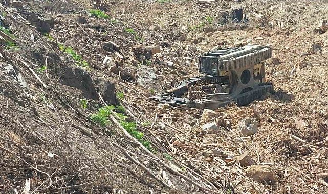 Devrilen iş makinesinin altında kalan operatör hayatını kaybetti