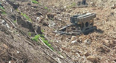 Devrilen iş makinesinin altında kalan operatör hayatını kaybetti