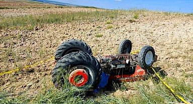 Devrilen traktörün altında kalan sürücü hayatını kaybetti