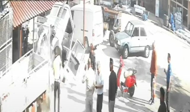 Devriye görevindeki polis memuru yanan kamyonete müdahale edip söndürdü