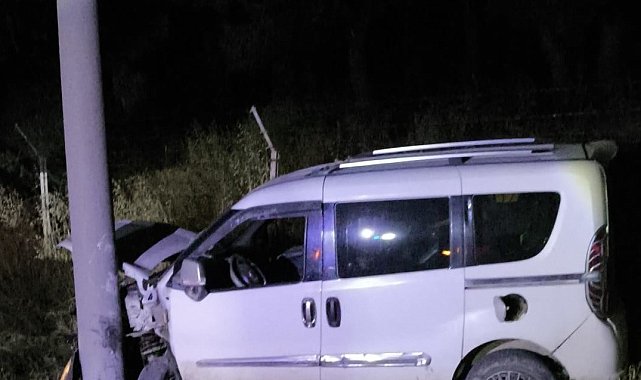 Direğe çarpan hafif ticari aracın sürücüsü yaralandı