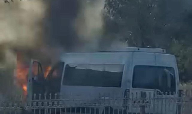 Diyarbakır'da alevlere teslim olan minibüs küle döndü