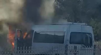 Diyarbakır'da alevlere teslim olan minibüs küle döndü