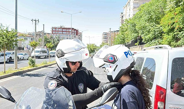 Diyarbakır'da okulları karıştıran öğrenciler son dakikalarda polis eşliğinde yetişti