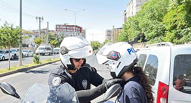 Diyarbakır'da okulları karıştıran öğrenciler son dakikalarda polis eşliğinde yetişti