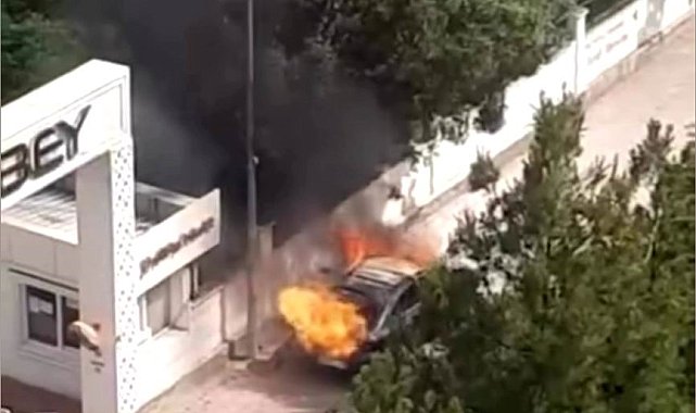 Diyarbakır'da seyir halindeki araç alev topuna döndü
