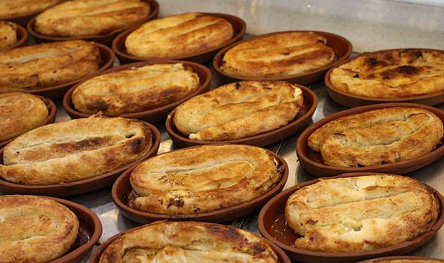 Diyarbakır'da tandırda çömleklerde pişirilen yeni lezzet börek talep görüyor