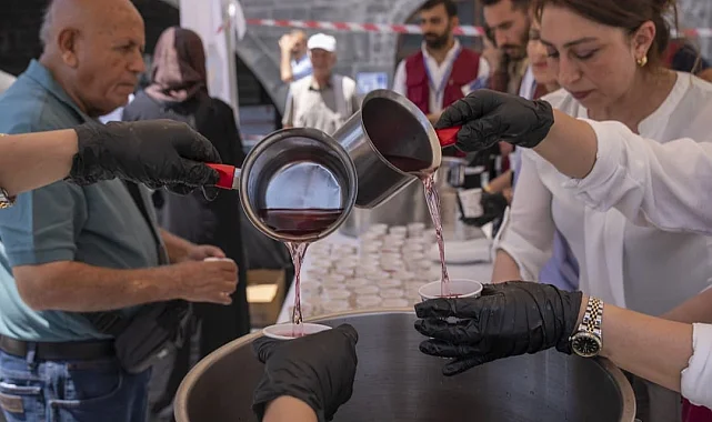 Diyarbakır'da Ulu Cami önünde reyhan şerbeti ikramı