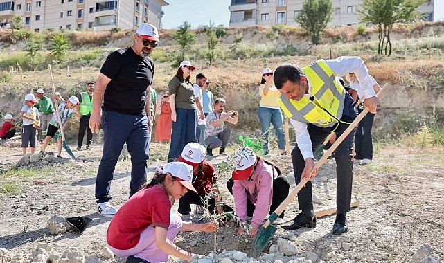 Doğayla buluşan çocuklar zeytin fidanlarıyla yeşile katkı yaptı