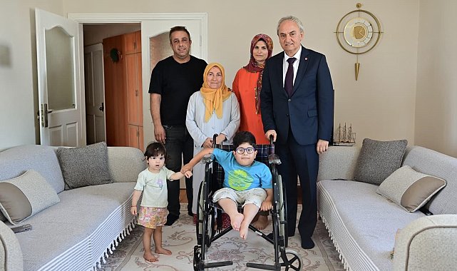 Doğuştan engelli Kerem'in karne mutluluğu tekerlekli sandalye ile taçlandı