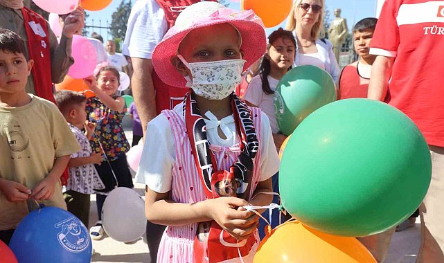 Doktorların yaşayamayacağını söylediği 8 yaşındaki Hülya'nın beyin tümörüne karşı geçirdiği başarılı ameliyat gökyüzüne bırakılan balonlarla kutlandı