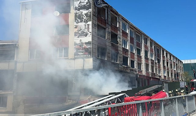 E-5 kenarındaki metruk binada yangın: Yan yolda trafik kilitlendi