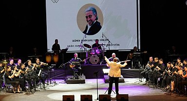 Edip Akbayram ve Volkan Konak İzmir'de şarkılarla anıldı