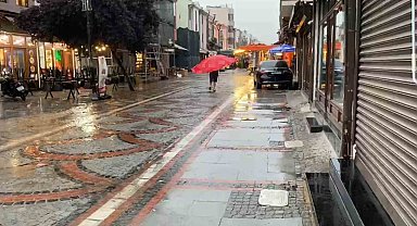 Edirne'de yağmura yakalanan vatandaşlardan ilginç çözüm