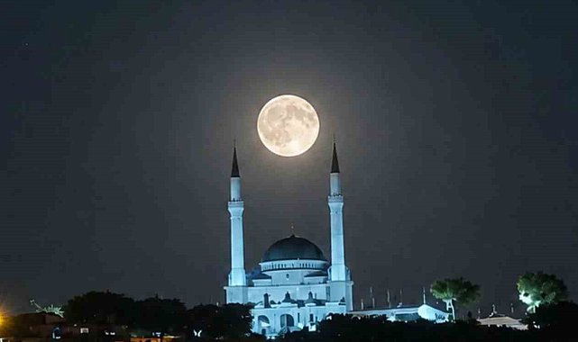 Edremit'te dolunay ve Ulu Cami buluşması görsel şölen sundu