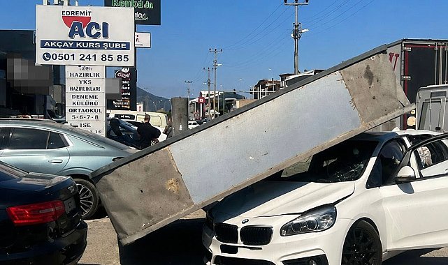 Edremit'te market tabelası devrildi, facianın eşiğinden dönüldü